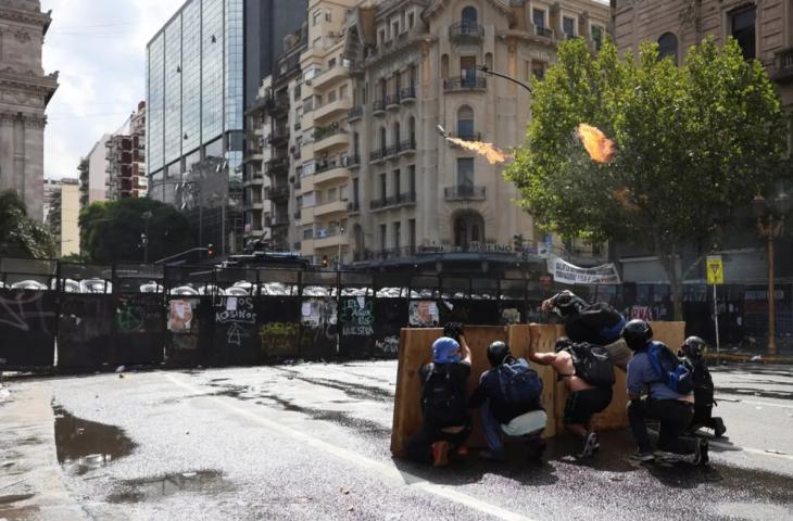 Manifestantes y polic&iacute;a enfrent&aacute;ndose frente al Congreso Nacional.