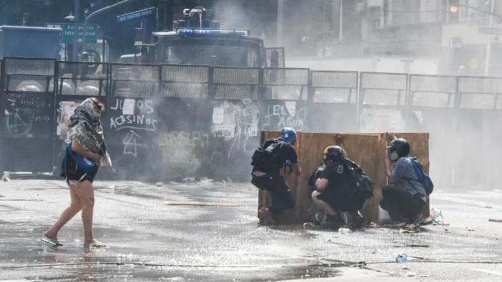 Enfrentamientos entre la polic&iacute;a y manifestantes en las afueras del Senado.
