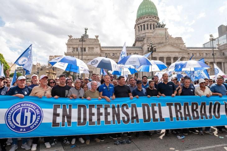 Protesta de la CGT frente al Congreso durante el debate de la reforma laboral.