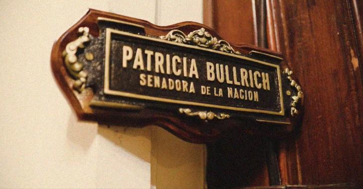 Plano detalle del cartel de Patricia Bullrich en su despacho, reflejando su nuevo rol protag&oacute;nico.