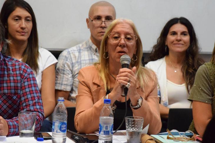 Liliana Olivera, titular de la FEB, anunciando el rechazo un&aacute;nime a la oferta de Kicillof.