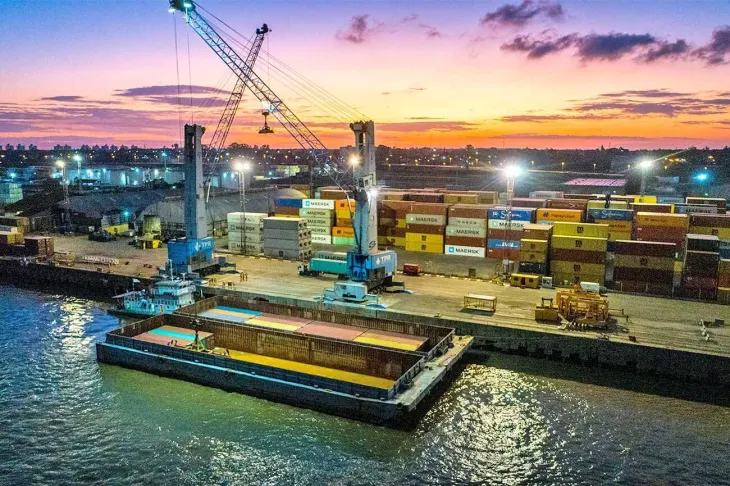 Contenedores de exportaci&oacute;n en un puerto argentino listos para salir al exterior.