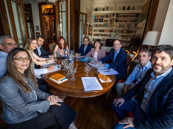 Cristina Kirchner reunida con nueve economistas en su domicilio de San Jos&eacute; 1111.