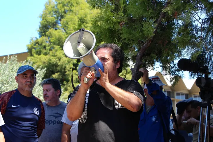 Trabajadores de FATE tras conocerse la medida oficial.