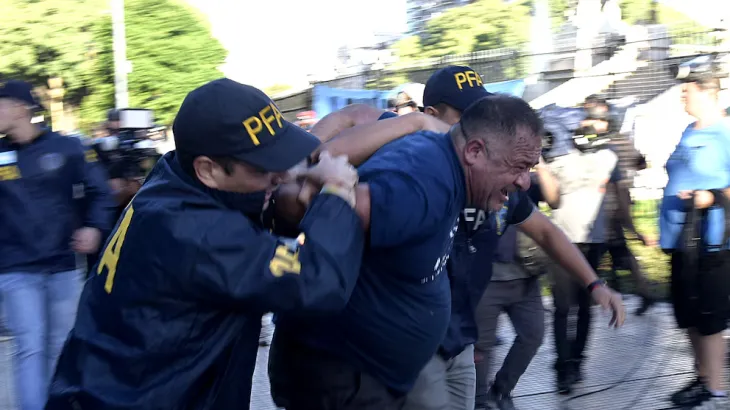 Detenciones en las inmediaciones del Congreso por delitos comunes y disturbios.