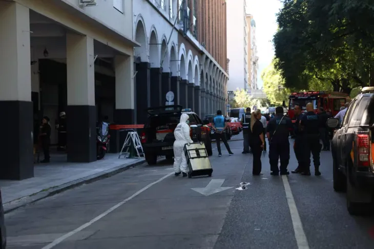 Agentes de la Polic&iacute;a Federal Argentina ingresando al edificio de Gendarmer&iacute;a en Paseo Col&oacute;n.