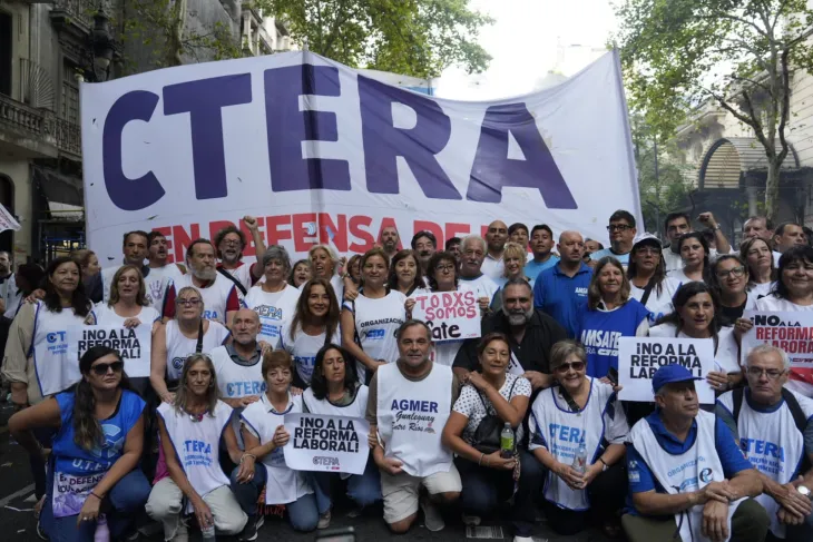 Dirigentes gremiales debatiendo el plan de lucha docente en Buenos Aires.