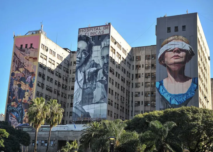 Fachada de hospital dependiente de una universidad nacional.