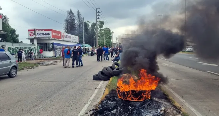Trabajadores en la puerta del mayorista Caromar tras el cierre repentino de la sucursal.