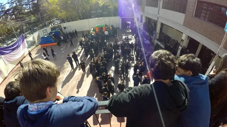 Estudiantes secundarios socializando en un recreo sin tel&eacute;fonos celulares.