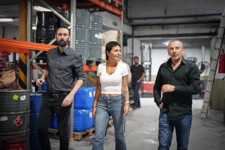 Mayra Mendoza y Dami&aacute;n Selci junto al due&ntilde;o de una empresa de pinturas en Hurlingham.