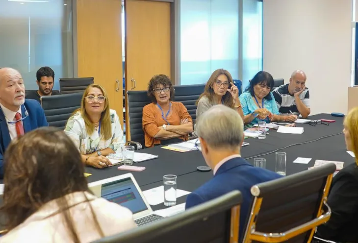 Funcionarios de Educaci&oacute;n y l&iacute;deres sindicales durante la negociaci&oacute;n en la Secretar&iacute;a de Educaci&oacute;n.