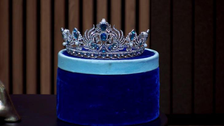 Detalle de la corona de Miss Mundo Argentina con los colores de la bandera nacional.