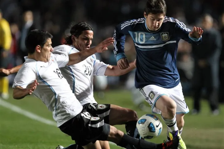 Lionel Messi en la Copa Am&eacute;rica 2011, respaldado por Julio Grondona en la Selecci&oacute;n Argentina.