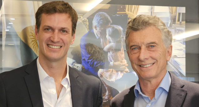 Javier S&aacute;nchez Wrba, el diputado que hizo llevar un rifle al Congreso, junto a Mauricio Macri.