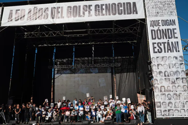 Oradoras en el escenario de Plaza de Mayo durante el 50&deg; aniversario del golpe.