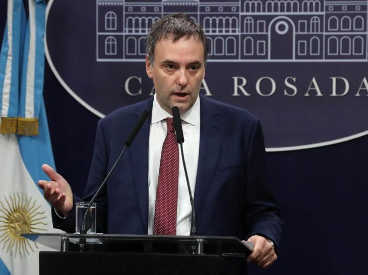 Manuel Adorni defendiendo su patrimonio en la sala de conferencias de Casa Rosada.