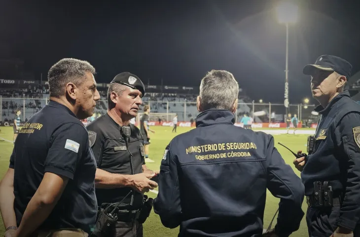 El gobernador utiliz&oacute; la frecuencia interna para hablarle a los 25.000 efectivos.