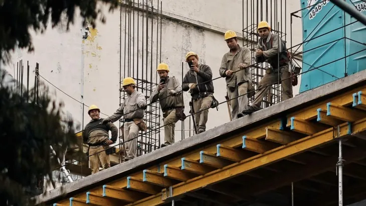 Trabajadores argentinos bajo el marco de la Ley de Contrato de Trabajo.
