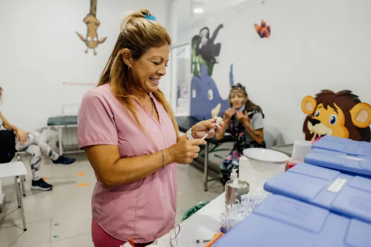 Interior de un vacunatorio bonaerense durante la campa&ntilde;a de salud 2026.