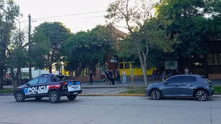Operativo policial frente a una instituci&oacute;n educativa en Santa Fe tras los ataques.