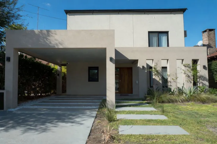 Acceso al barrio privado donde la familia del funcionario adquiri&oacute; una propiedad en 2024.