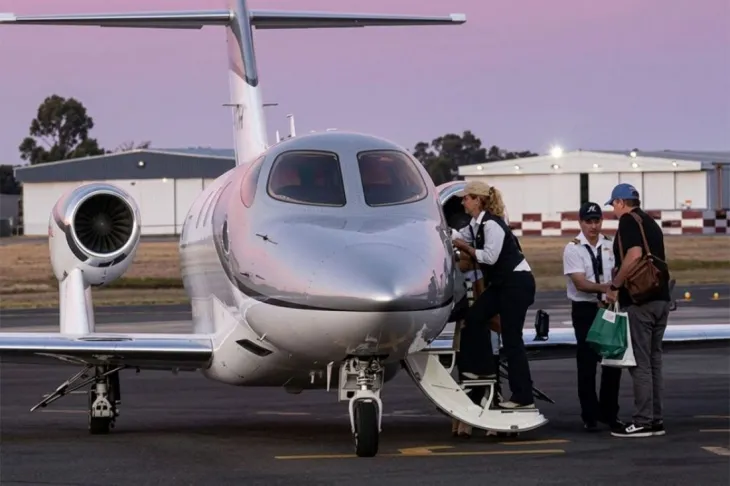 El vuelo de Adorni a Uruguay investigado por la Justicia.