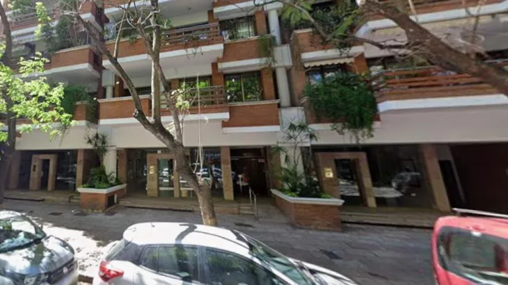 Frente del edificio investigado por la justicia en el barrio de Caballito.