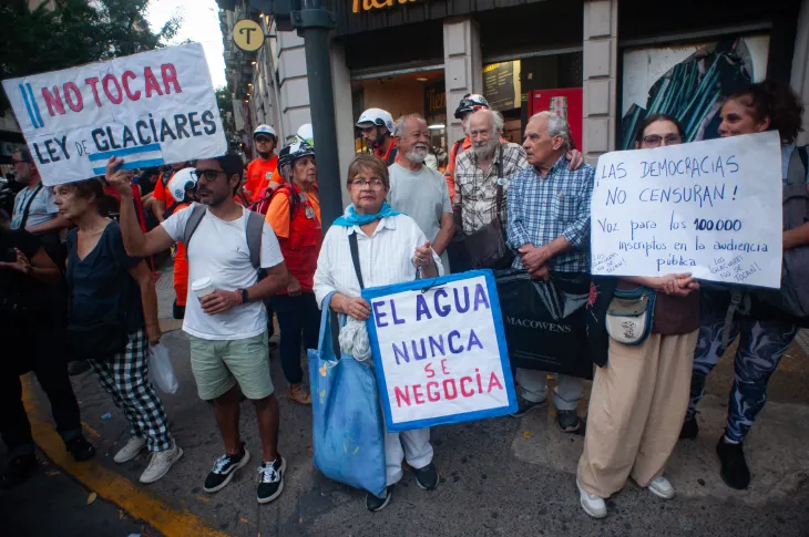Organizaciones ambientalistas y activistas de Greenpeace protestan contra la reforma de la Ley de Glaciares.