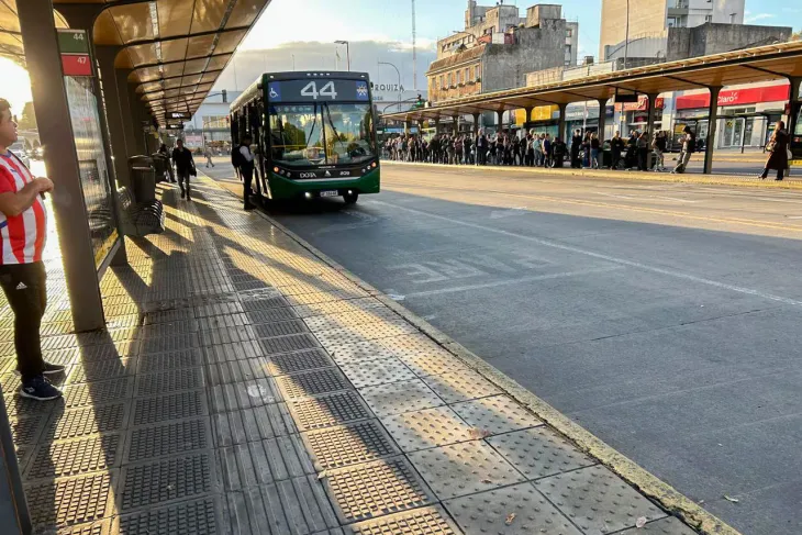 Colectivos en el AMBA: cu&aacute;ndo se normaliza el servicio tras el acuerdo de deuda.