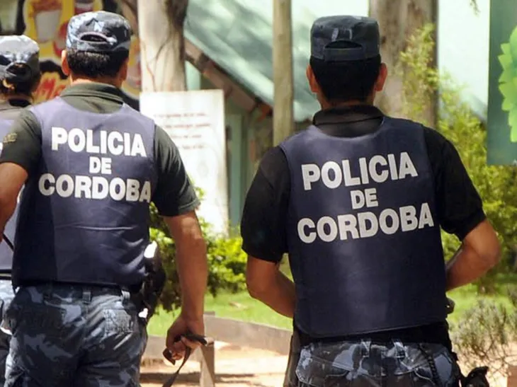Agentes de la Polic&iacute;a de C&oacute;rdoba controlando la actividad de cuidacoches.