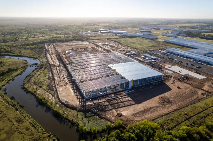 El nuevo centro de distribuci&oacute;n de Mercado Libre cuenta con 10 manzanas de techo.