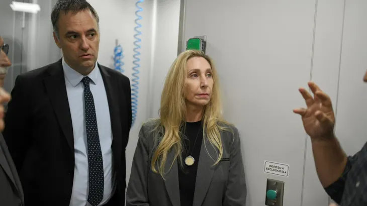 Karina Milei y Manuel Adorni durante su visita al Instituto Malbr&aacute;n.