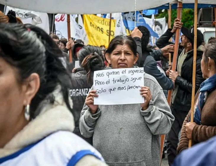 Personas afectadas por la baja de programas sociales del Ministerio de Capital Humano.