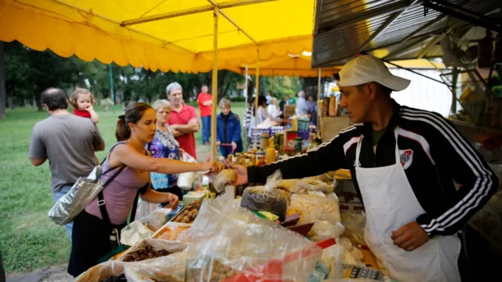 Puestos de ferias municipales en una plaza de la Ciudad de Buenos Aires.