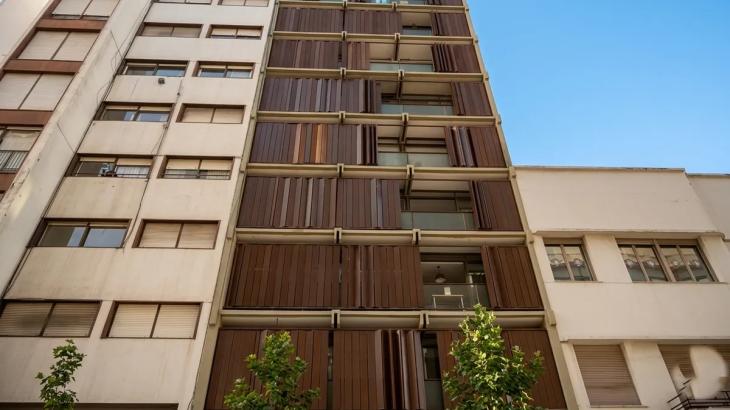 El edificio donde se encuentra el departamento de tres ambientes que el jefe de gabinete puso en venta para obtener d&oacute;lares.