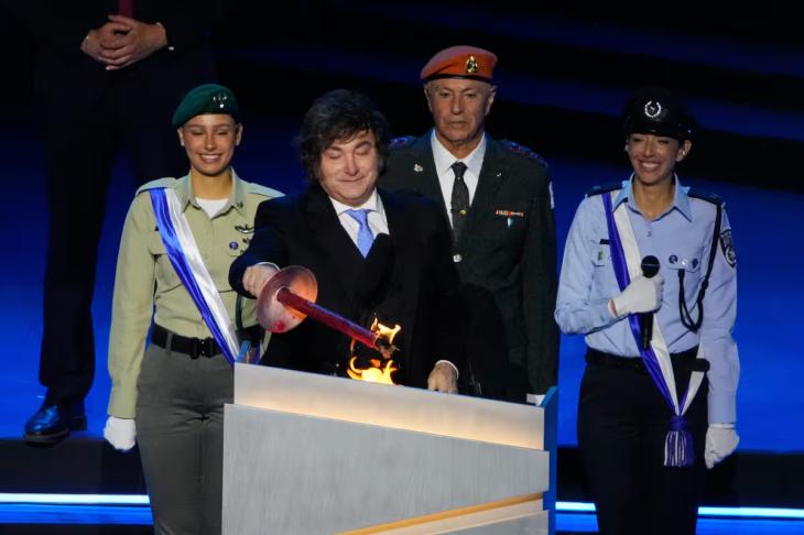 Milei fue el primer mandatario extranjero invitado a encender una de las antorchas que representan a las 12 tribus.