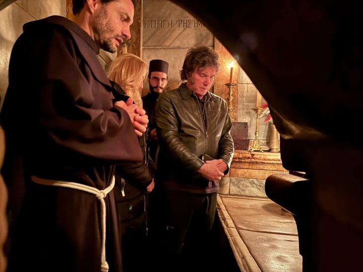 El mandatario rindi&oacute; un homenaje personal al Papa Francisco a un a&ntilde;o de su fallecimiento en Roma.