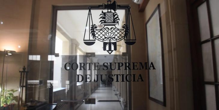 Ministros de la Corte Suprema y legisladores analizando el impacto de la nueva ley de riesgos del trabajo.