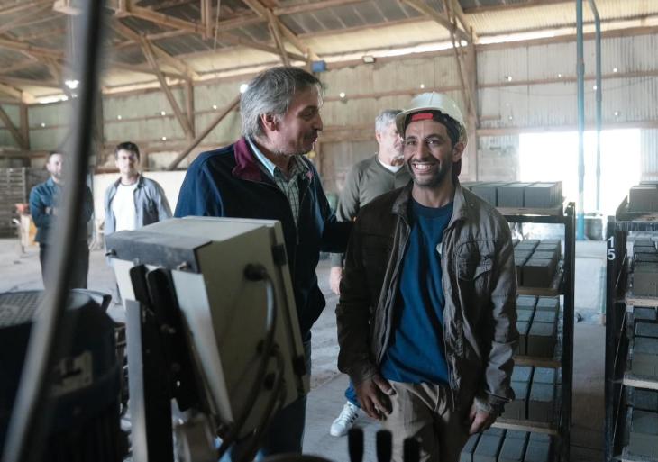 El diputado nacional M&aacute;ximo Kirchner durante su recorrida por Mar&iacute;a Teresa, Santa Fe.