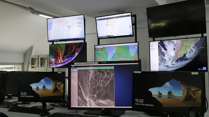 Estaci&oacute;n meteorol&oacute;gica sin personal operando durante la noche en el interior del pa&iacute;s.