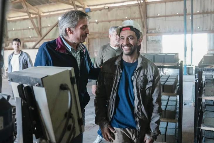 M&aacute;ximo Kirchner dialogando con trabajadores industriales durante su visita al cord&oacute;n industrial de Santa Fe.