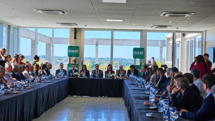 La foto institucional que marca la primera presidencia femenina en la historia de la Uni&oacute;n Industrial provincial.