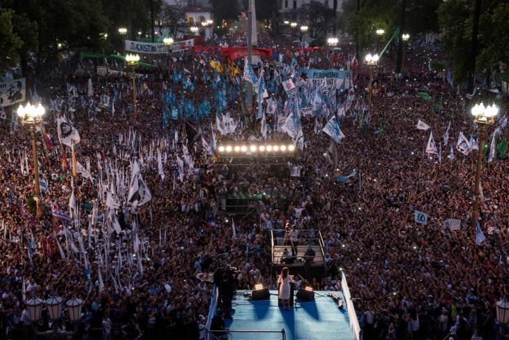 "Nos fuimos con la plaza vac&iacute;a", reconoci&oacute; Kirchner al pedir un debate serio sobre los errores del ciclo pol&iacute;tico anterior.