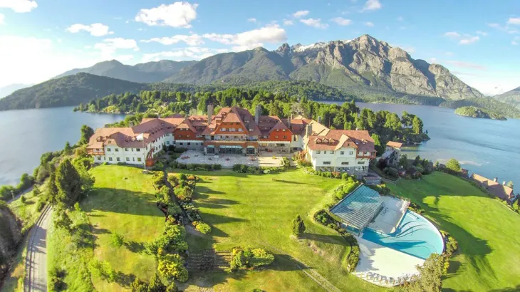 El Hotel Llao Llao de Bariloche donde se aloj&oacute; el jefe de Gabinete Manuel Adorni con su familia.