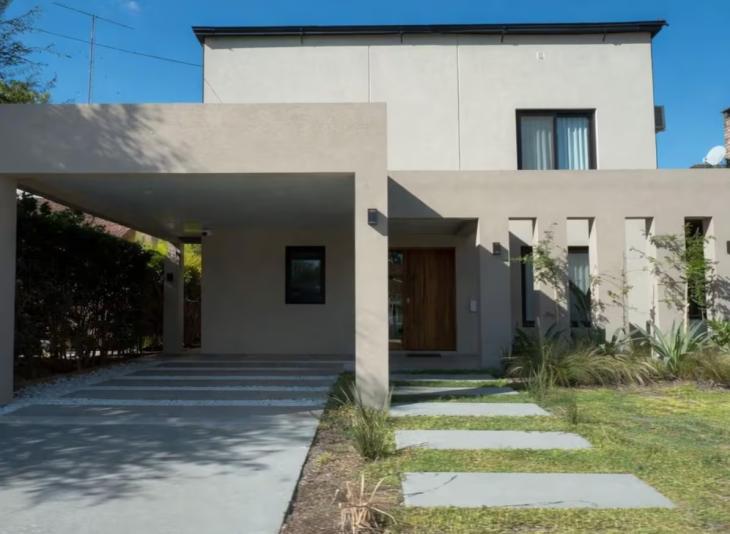 La refacci&oacute;n de la vivienda en Exaltaci&oacute;n de la Cruz incluy&oacute; una pileta climatizada con cascada de m&aacute;rmol.
