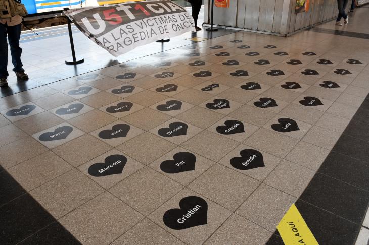 Memorial en la estaci&oacute;n de Once donde ocurri&oacute; el accidente ferroviario en 2012.