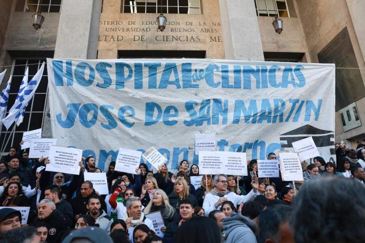 El Hospital de Cl&iacute;nicas depende de fondos que el Gobierno afirma haber enviado pero que las autoridades universitarias niegan haber recibido.