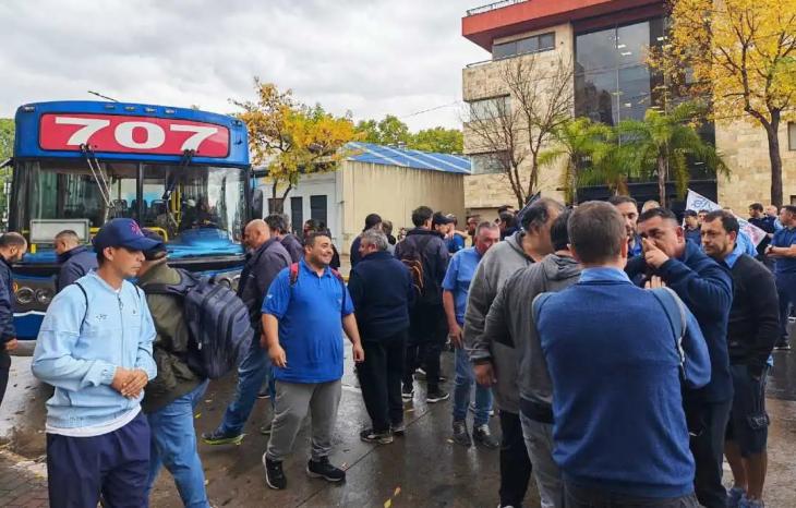 Los 427 trabajadores de las l&iacute;neas afectadas exigen que se respeten sus a&ntilde;os de servicio en el traspaso.