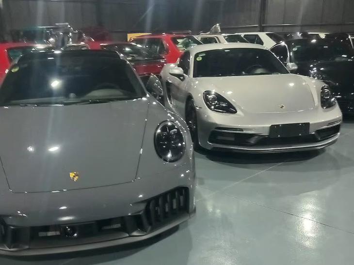 Se hallaron 54 vehículos de colección en la finca que figuraba a nombre de presuntos testaferros.